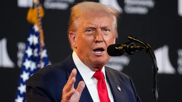 डोनाल्ड ट्रंप