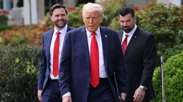 Onyeisiala Donald Trump na osote ya bụ JD Vance