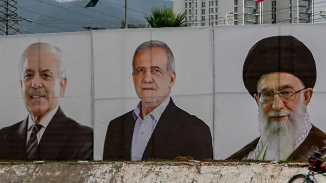 पेजश्कियान के स्वागत में इस्लामाबाद में लगे पोस्टर