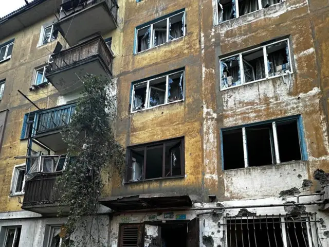 Жилой дом с разбитыми стеклами