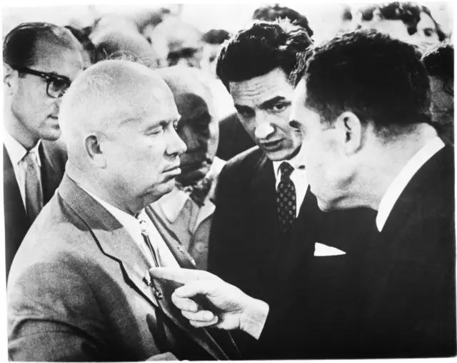 Ричард Никсон тычет пальцев в Никиту Хрущева в 1959 году