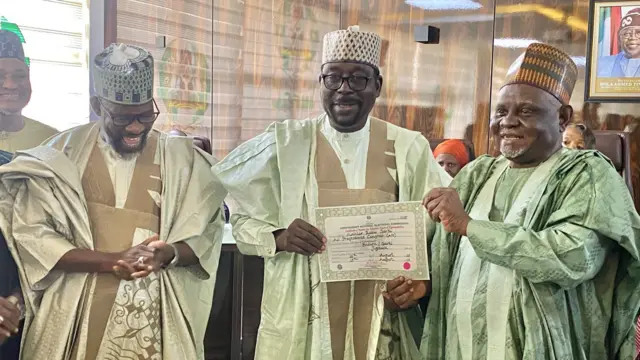 Ɗan takarar da ya lashe zaɓen cike gurbi na majalisar wakilan Najeriya daga mazaɓar Ɓaɓura/Garki a jihar Jigawa, Mukhtar Rabiu Garki lokacin da ya karbi takardar shaidar lashe zaɓe daga Inec a yau Alhamis