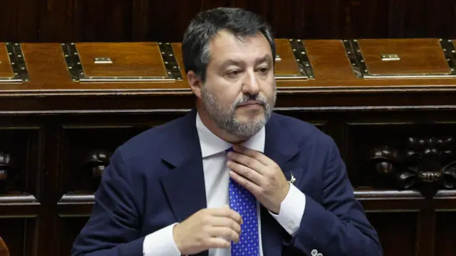 Маттео Сальвини поправляет галстук в парламенте
