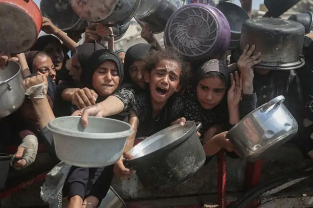 فلسطينيات بانتظار الحصول على غذاء
