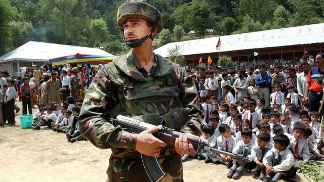 हथियार के साथ तैनात भारतीय सेना का एक जवान