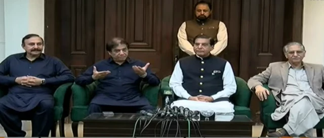 اکستان مسلم لیگ ن کے رہنما اور وفاقی وزیر حنیف عباسی اور پیپلز پارٹی کے رہنما راجا پرویز اشرف