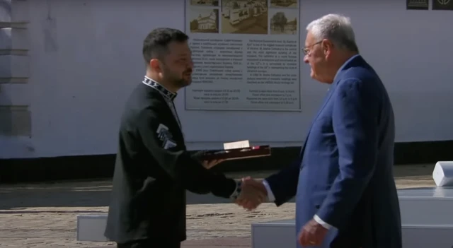 зеленский вручает келлогу орден в коробке и пожимает руку