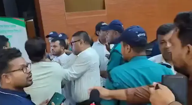 হাতাহাতি করছে কিছু লোক