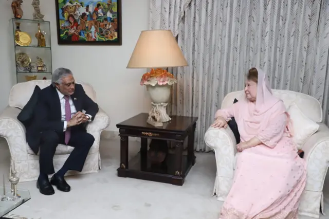 বিএনপি চেয়ারপারসন খালেদা জিয়ার সঙ্গে দেখা করেছেন পাকিস্তানের উপ -প্রধানমন্ত্রী ও পররাষ্ট্রমন্ত্রী ইসহাক দার।
