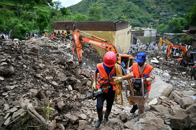 پی ڈی ایم اے کا کہنا ہے کہ 15 اگست سے ہونے والی بارشوں اور فلیش فلڈ کے نتیجے میں صوبے بھر میں اب تک مختلف حادثات میں ہلاکتوں کی تعداد 400 سے تجاوز کر گئی ہے۔