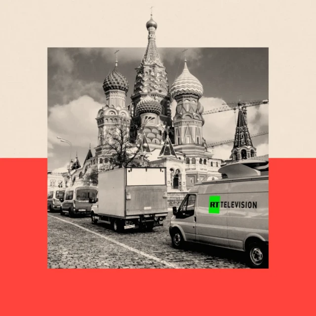 Черно-белая фотография Собора Василия Блаженного в Москве, около которого стоят фургоны, в том числе с надписью RT