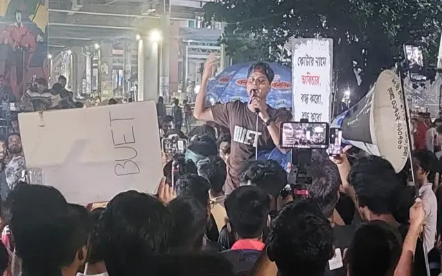 সন্ধ্যার পরও শাহবাগে অবস্থান করছিলেন অবরোধকারীরা