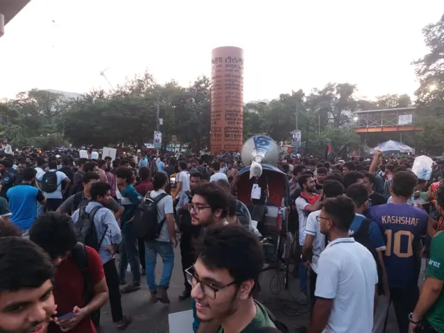 বুয়েটের শিক্ষার্থীরা অবস্থান নিয়েছেন শাহবাগে