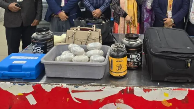 ব্যাগ থেকে গোল গোল প্যাকেটে মোড়ানো অবস্থায় উদ্ধার করা কোকেন