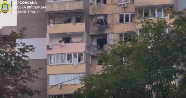 Многоэтажное жилое здание, в котором видны поврежденные квартиры