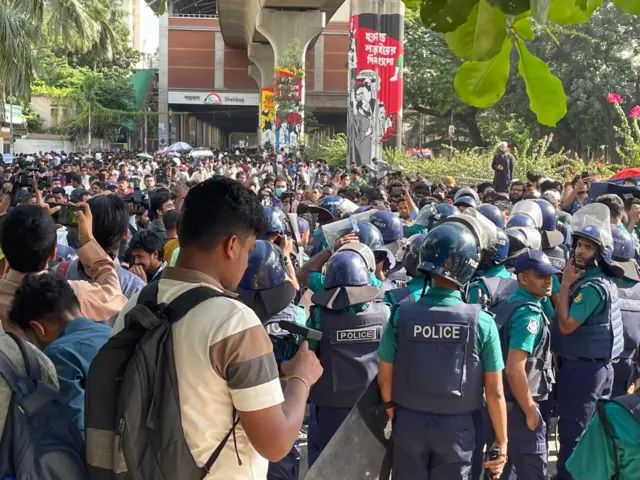 শাহবাগের কাছে হোটেল ইন্টারকন্টিনেন্টাল মোড়ে অবস্থান নিয়েছেন আন্দোলনকারীরা