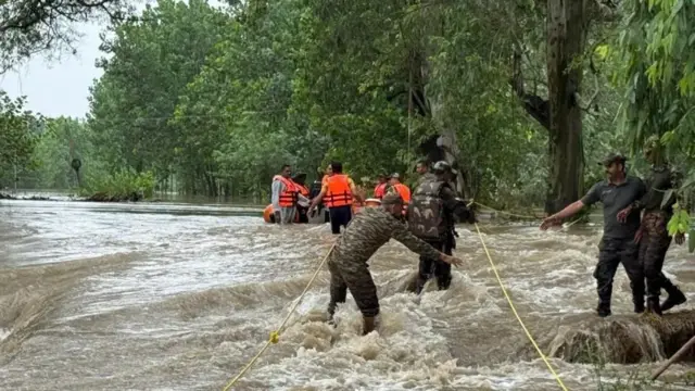 জম্মুতে উদ্ধারকাজ চালাচ্ছে ভারতীয় সেনাবাহিনী
