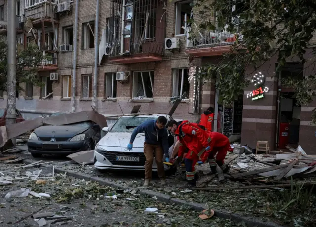 Спасатели около пострадавших домов в Киеве