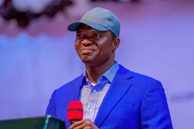 Gọvano Ebonyi steeti bụ Francis Nwifuru tụkwasịrị puku iri abụọ n’elụ puku iri asaa gọọment etiti n’akwụ ndị ọrụ obodo (Civil servants) i ji beleta ọnọdụ ndị ọrụ obodo na steeti ahụ.
