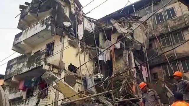 पालघर में गिरी  इमारत