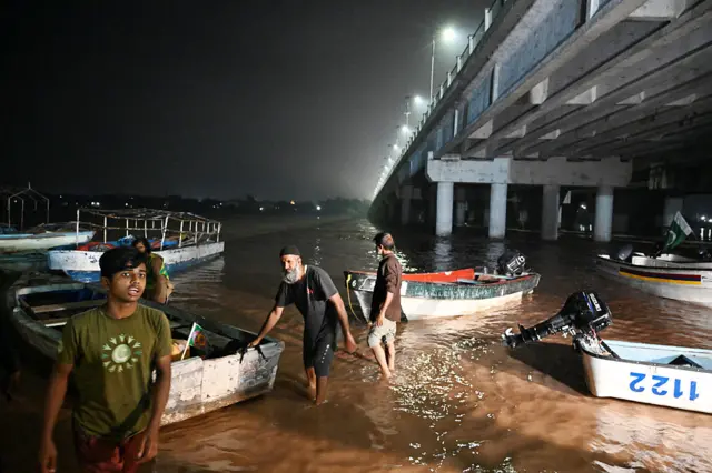 ریلیف کمشنر پنجاب نبیل جاوید کا کہنا ہے کہ دریائے راوی کے پاٹ میں بسے شہریوں کو محفوظ مقامات پر منتقل کر دیا گیا ہے۔