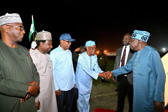 Shugaba Tinubu da wasu manyan jam'ian gwamnati da yan siyasa yayin da su ke tarbar sa filin jirgin sama