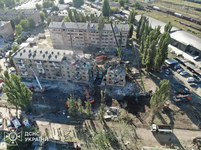 Поврежденный в результате российского удара дом в Киеве
