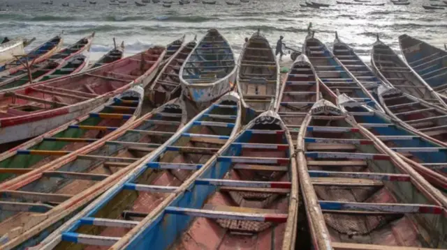 Ndị na-akwaga mba ọzọ na-agbalị ịgafe Atlantic ruo n'agwaetiti Canary nke Spen na-ejikarị Pirogues, ụgbọmmiri eji akụ azụ.