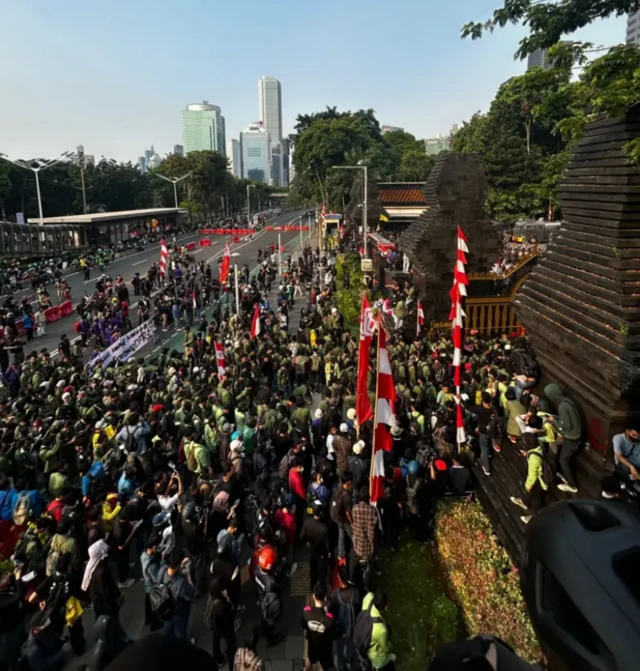 A gbaala anwụrụ anyammiri dịka ọtụtụ ndị Indonesia na-eme ngagharịiwe na Jakarta