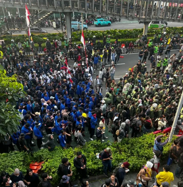 A gbaala anwụrụ anyammiri dịka ọtụtụ ndị Indonesia na-eme ngagharịiwe na Jakarta