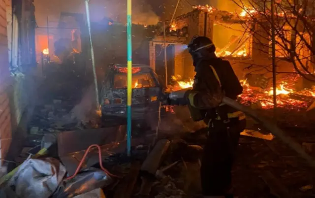 Onye na-agbanyụ ọkụ na-arụ ọrụ na saịtị nke ụlọ kụriri n'oge ogbunigwe Rọshịa tụrụ na Zaporizhzhia