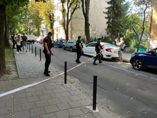 Полицейские оцепляют место преступления.