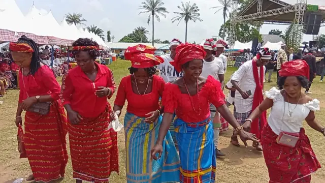 Ụmụnwaanyị Edda na-agba egwu