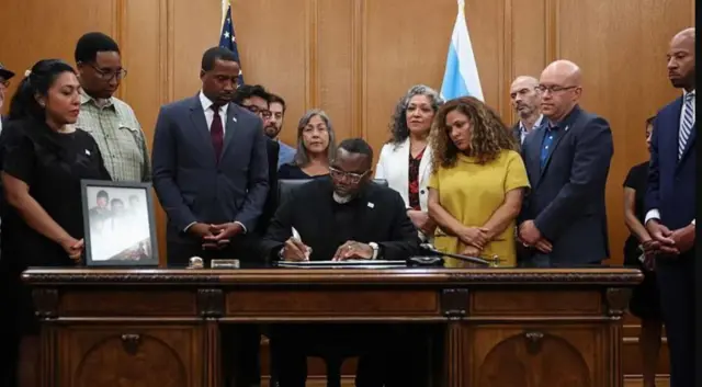 Onyeisi obodo Chicago n'abịanye aka n'akwụkwọ iwu