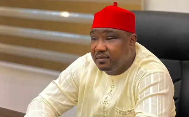 Ibrahim Namadi zaune sanye da jar dara da tufafi masu launin ruwan kwai