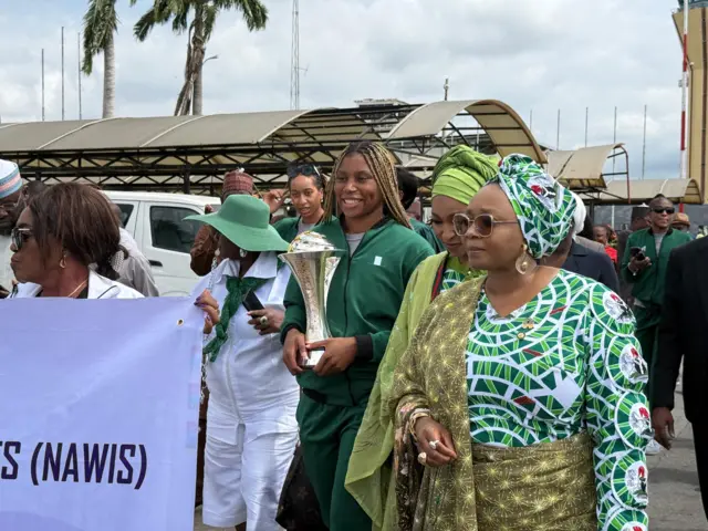 Iman Sulaiman Ibrahim da Hannatu musawa sanye da tufafi masu launin tutar Najeriya da wasu cikin ƴan wasan