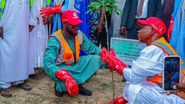 Gwamnan Kano da wani mutum ke dasa bishiya