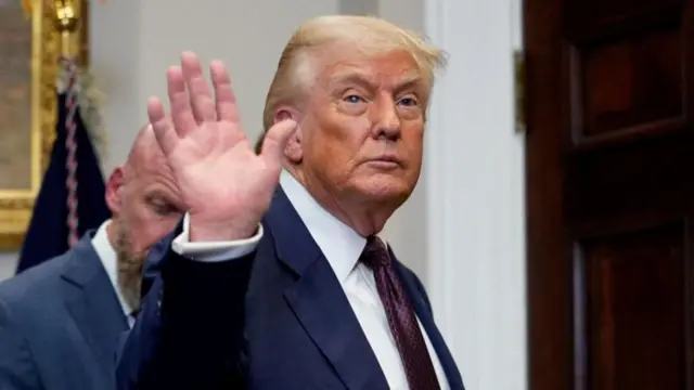 Дональд Трамп смотрит в камеру.