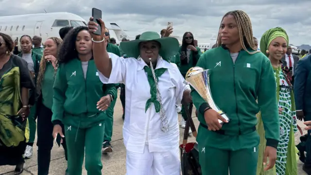 Wasu cikin ƴan wasan NAjeriya sanye da tufafi masu launin kore fari kore ,irin na tutar Najeriya