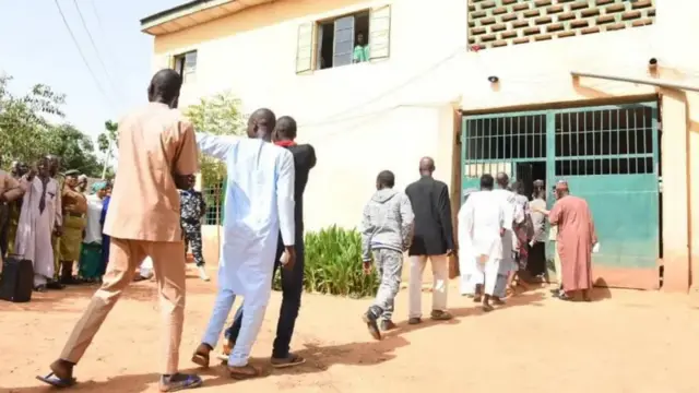 Wasu mutane yayin da suka yi layin shiga gidan yari