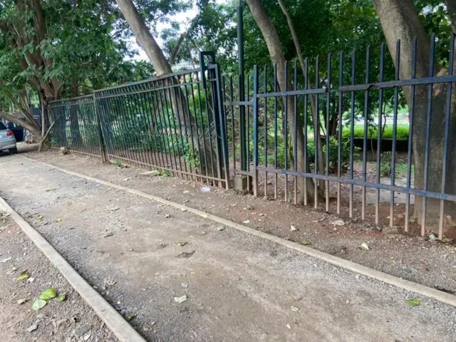 Ƙarafunan da ke gefen titi, inda masu canji ke zama a kasuwar ƴan canji ta Abuja