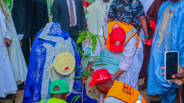 Gwamnan Kano ke dasa bishiya da wani sanye da kayan sarakunan gargajiya