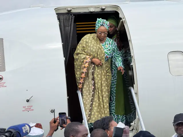 Ministar matan Najeriya da ta al'adu yayin da suke shirin sauka daga jirgin