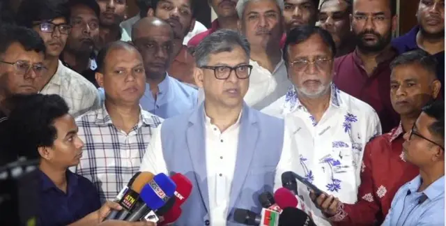 প্রতিক্রিয়া জানাচ্ছেন সালাহউদ্দিন আহমেদ