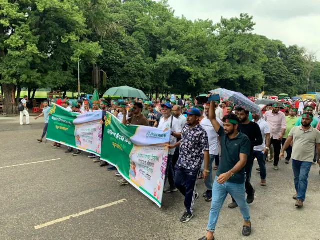 অনেকে মিছিল নিয়ে এসেছেন