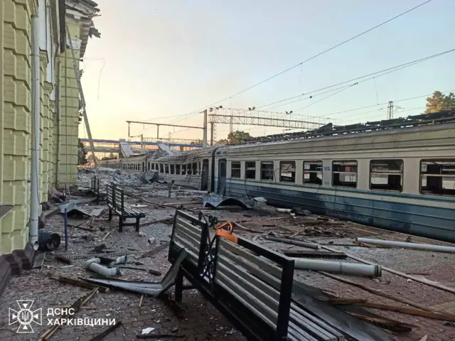 Спасатели опубликовали фото последствий удара по вокзалу в Лозовой