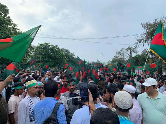 মানিক মিয়া এভিনিউতে লোকজন জমায়েত হচ্ছে