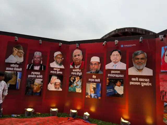 দন্ডপ্রাপ্ত যুদ্ধাপরাধীদের ছবি এভাবেই টিএসসিতে প্রদর্শন করছিলো শিবির