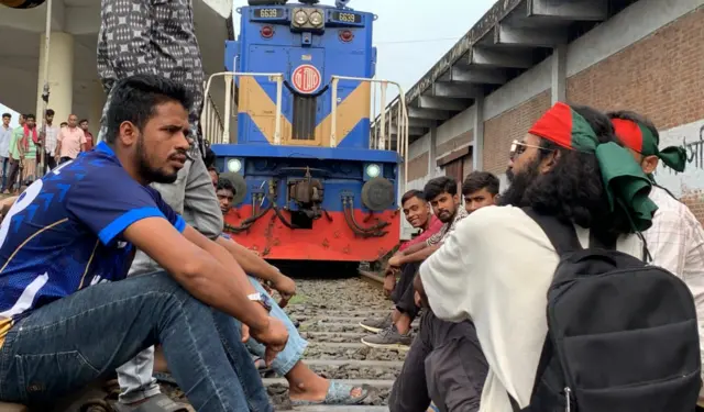 রেললাইনে অবস্থান আন্দোলনকারীদের