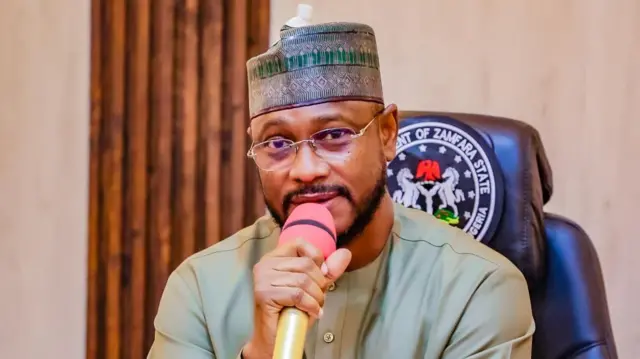 Gwamnan Zamfara zaune kan kujerarsa riƙe da abin magana